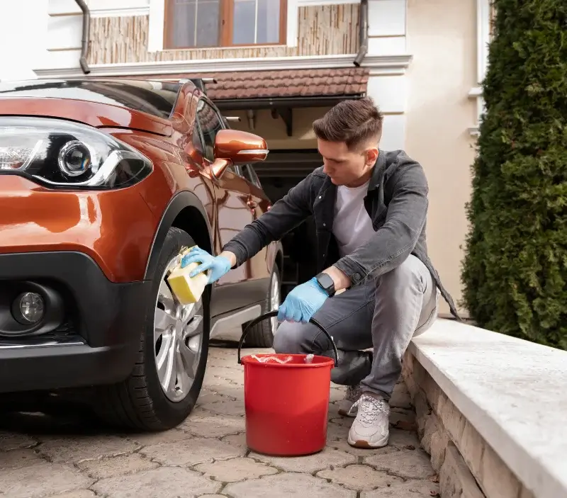 Lavage auto à domicile Beaucens : professionnel intervenant sur un véhicule